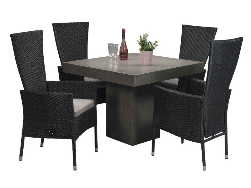 Firkant Cementbord 90X90x76cm + 4 Stole UDSTILLINGSMODELLER