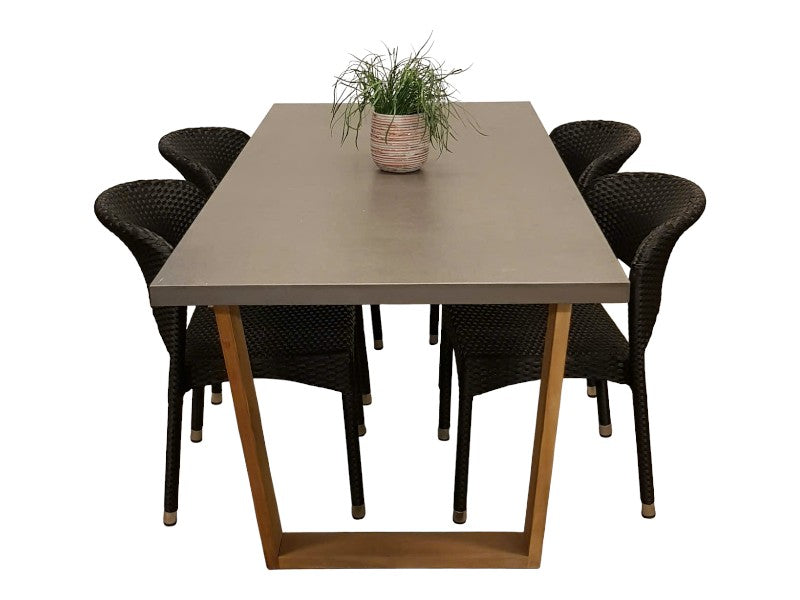 Cementbord 180X90X75CM og 4 stole UDSTILLINGSMODELLER