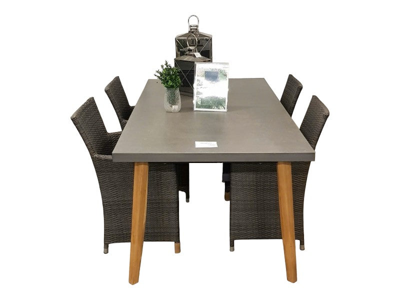 Cementbord 180X90X75CM og 4 stole UDSTILLINGSMODELLER