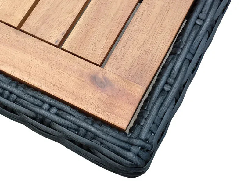 Close-up af spisebords hjørne i træ og sort håndflettet flet, udendørs havemøbel