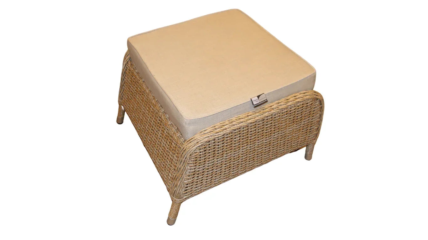 Firkantet fletfods skammel med beige hynde til udendørs brug, havemøbler i rattan