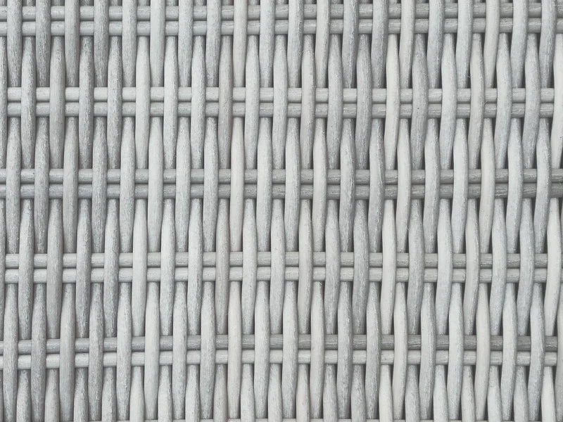 Detalje af håndflettet polyrattan fletmønster i grå til havemøbler eller terrassemøbler