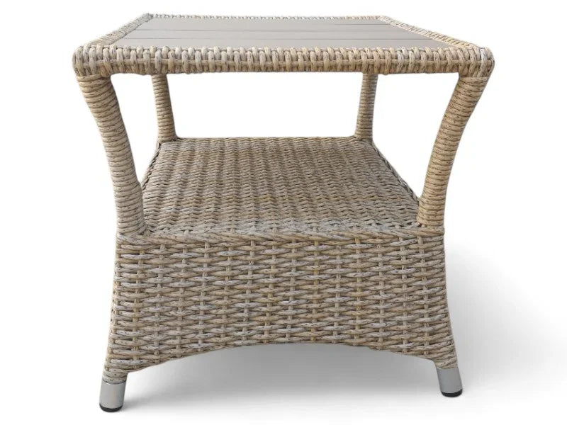 Håndflettet cafebord i rattan med hylde, velegnet til terrasse eller have