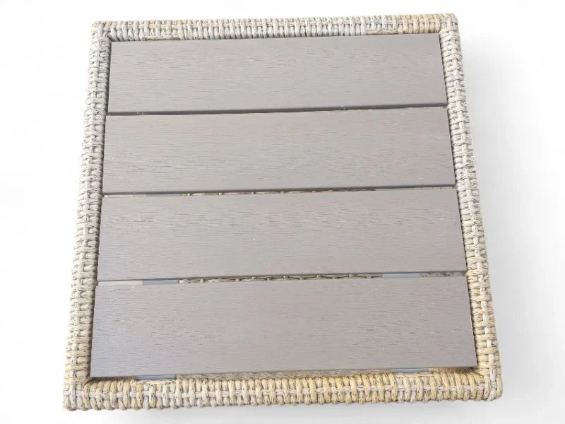 Firkantet cafebord med lysegrå håndflettet ramme og planker i komposit, havemøbel design