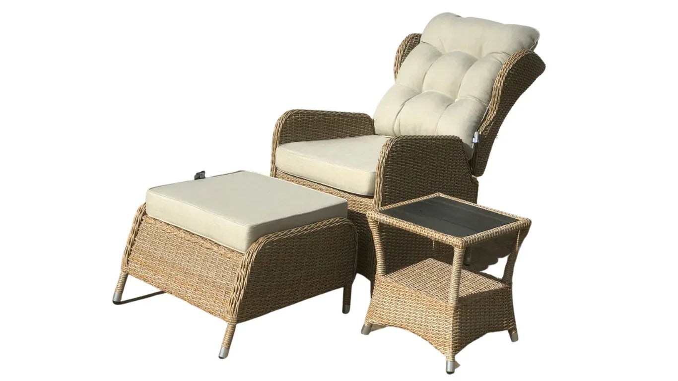 Have loungestol med flet, fodskammel og sidebord i naturfarvet rattan og lyse hynder