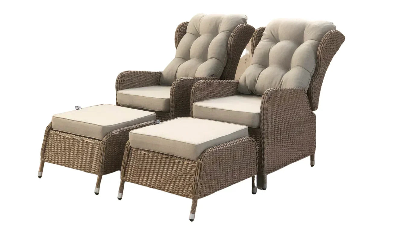 Sæt med to håndflettede loungestole og fodskamler i vejrbestandig flet til haven