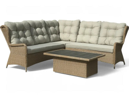 Hjørnesofa i håndflettet rattan med lyse hynder og matchende sofabord til haven