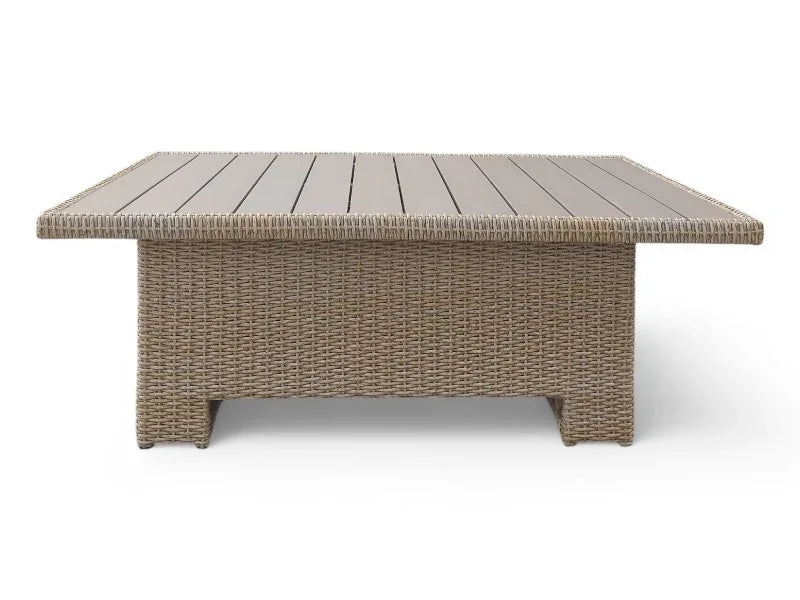 Rektangulært håndflettet havebord i rattan med lysebrun bordplade, stilrent design