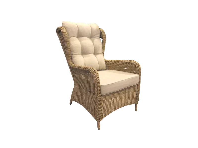 Håndflettet loungestol i rattan med lyse hynder, eksklusiv havemøbel til terrasse