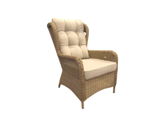 Håndflettet loungestol i rattan med lyse hynder, eksklusiv havemøbel til terrasse