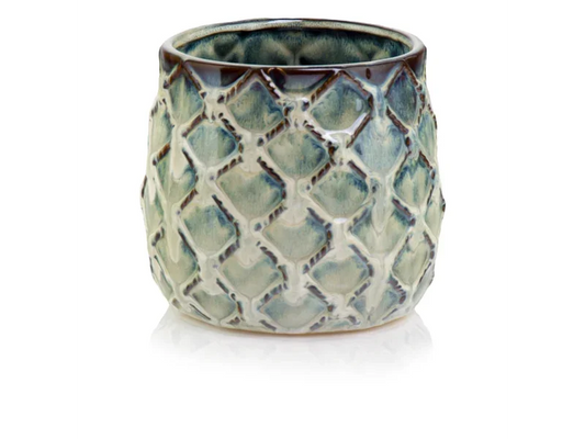 Grøn keramisk havekrukke med unikt mønster, egnet til udendørs indretning og planter.